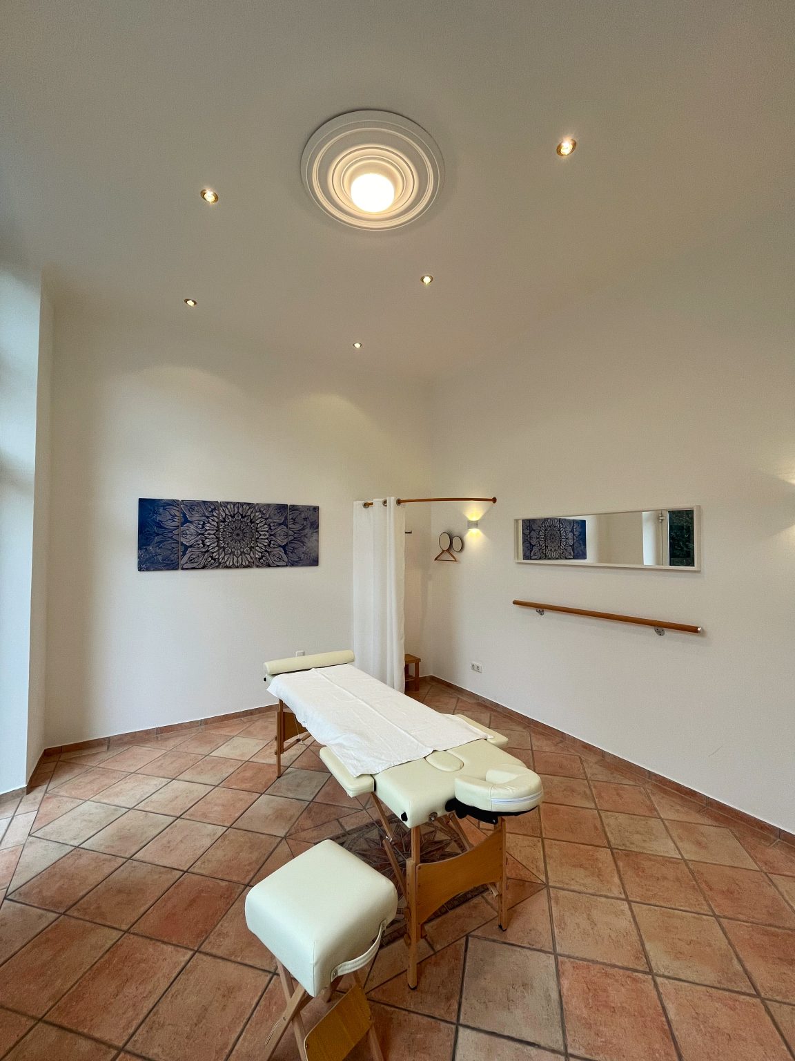 Ruhiger Behandlungsraum für Rehabilitation und Regeneration.