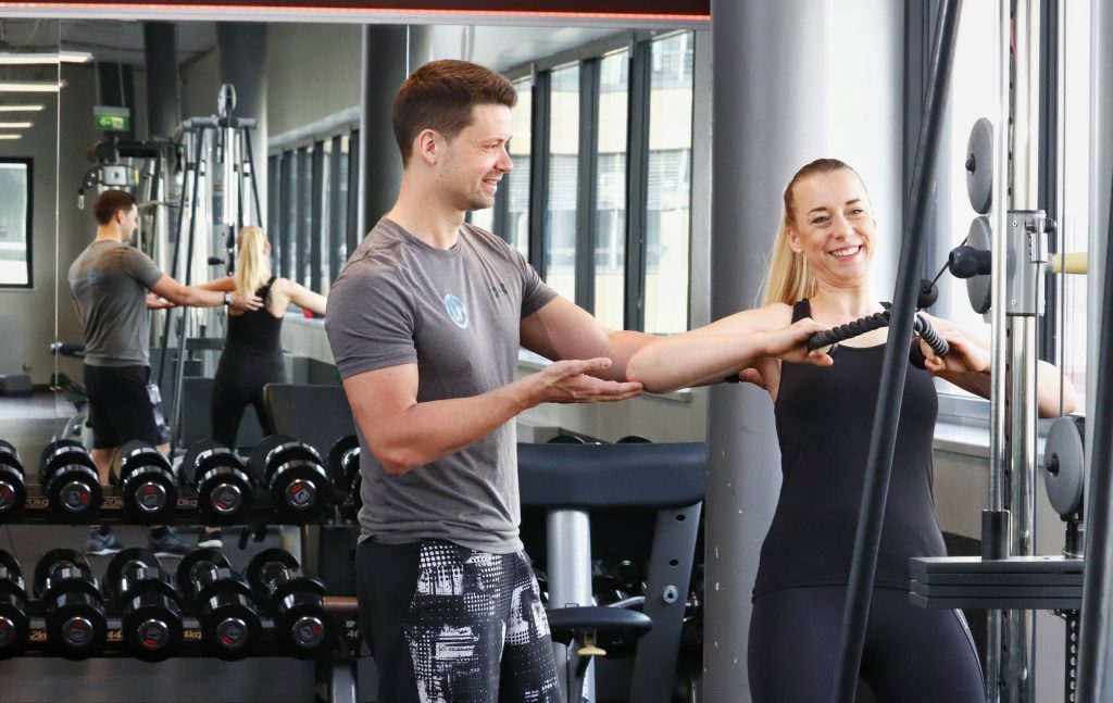 Krafttraining unter Anleitung von Leon Walz.