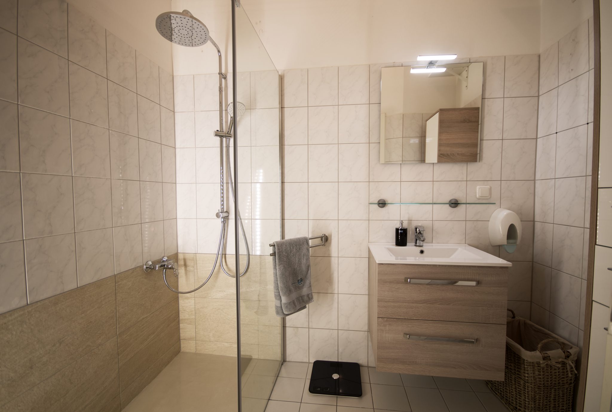 Dusche und Waschbereich für Klienten.