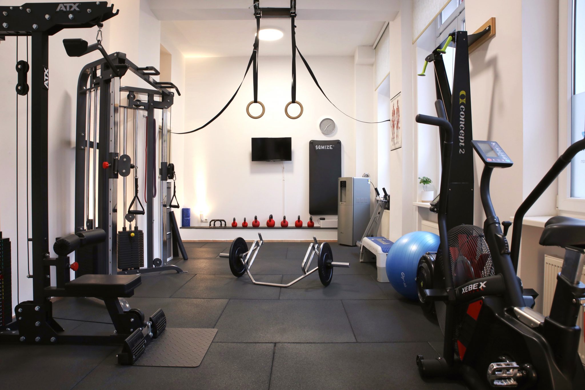 Trainingsgeräte und Messpunkte im Studio von Leon Walz.